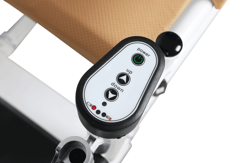 S&auml;hk&ouml;isess&auml; siirtotuolissa on helppok&auml;ytt&ouml;inen kaukos&auml;&auml;din