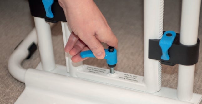 Nousutuki s&auml;nkyyn jalkatuella