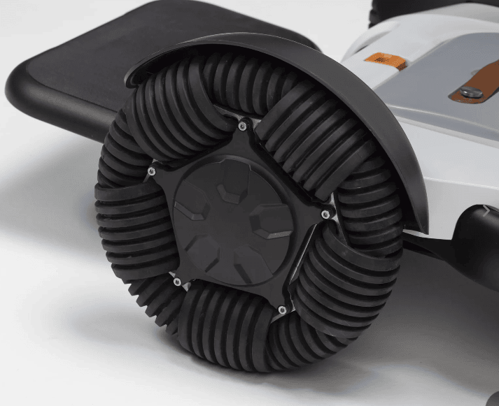 360&deg;  k&auml;&auml;ntyv&auml;t eturenkaat tekev&auml;t ohjaamisesta helppoa ja ketter&auml;&auml;. Huoltovapaat, ilmat&shy;tomat joustorenkaat, jotka vaimentavat tehokkaasti t&auml;rin&auml;&auml; ja takaavat tasaisen ajotuntuman.