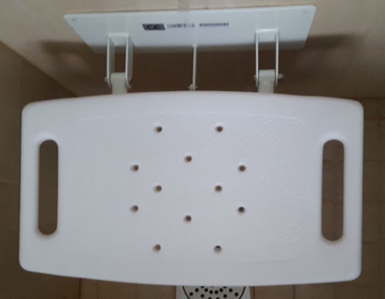 Sein&auml;kiinnitteinen suihkujakkara jaloilla