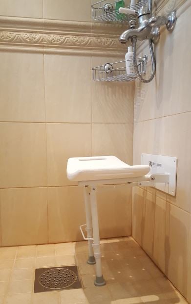 Sein&auml;kiinnitteinen suihkujakkara jaloilla