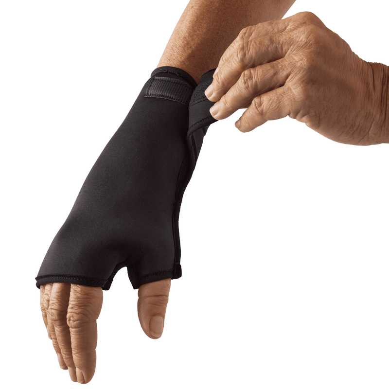 Ruokailuhansikas on helppo pukea itsen&auml;isesti tarrakiinnityksen ansiosta