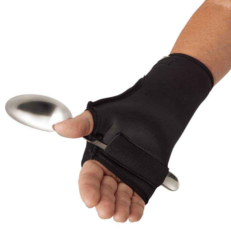 Ruokailuhansikkaan k&auml;mmenosan s&auml;&auml;dett&auml;v&auml;ss&auml; aterintaskussa on kumipintainen sis&auml;osa, joka takaa pit&auml;v&auml;n otteen ruokailuv&auml;lineest&auml;