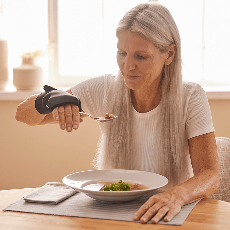 Ruokailuhansikas tarjoaa mahdollisuuden itsen&auml;iseen ruokailuun, vaikka puristusvoima on heikennyt